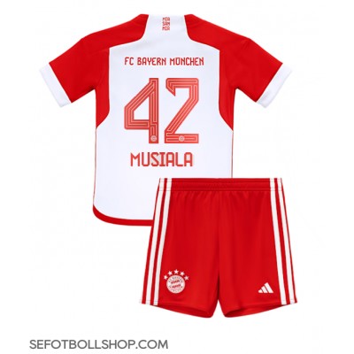 Billiga Bayern Munich Jamal Musiala #42 Barnkläder Hemma fotbollskläder till baby 2023-24 Kortärmad (+ Korta byxor)
